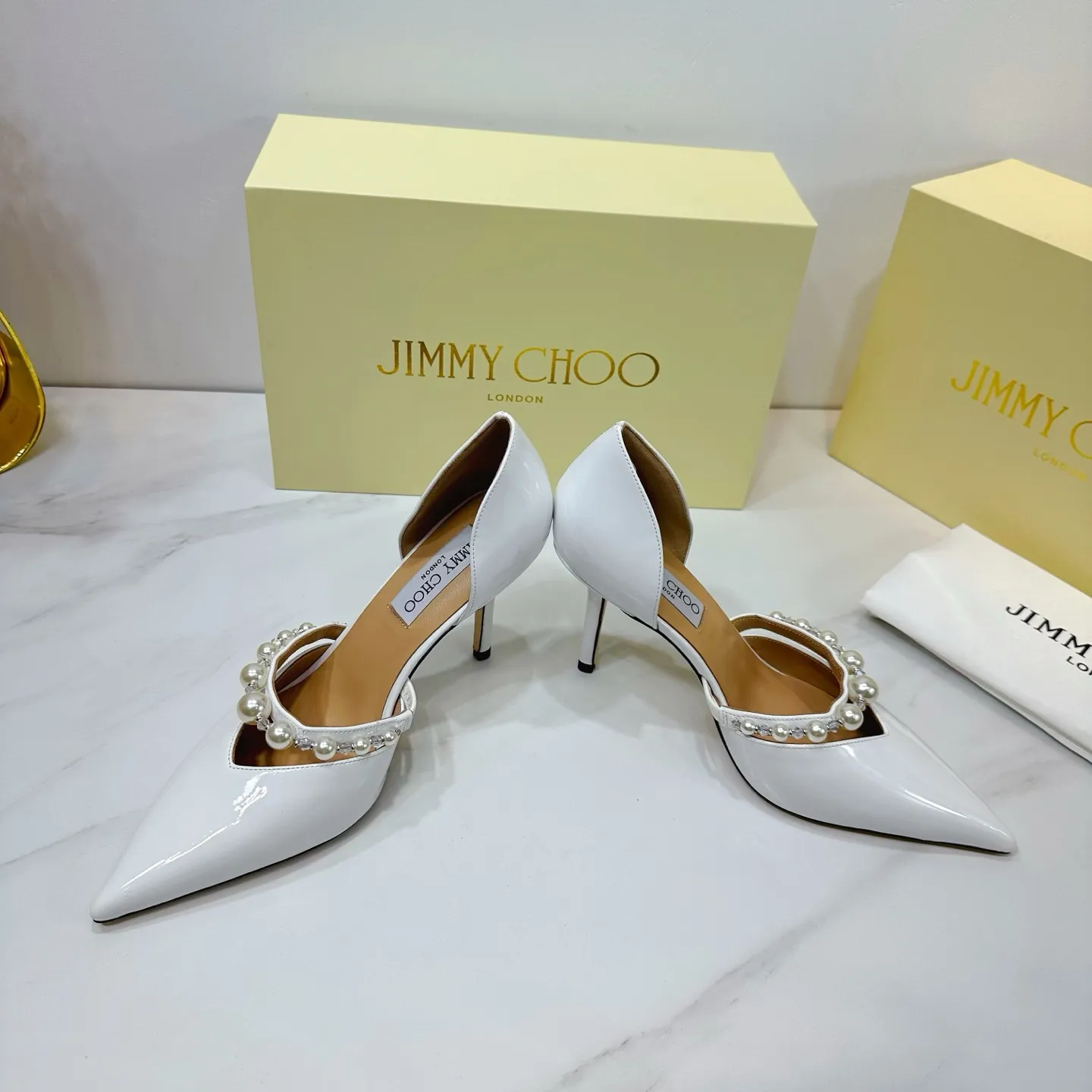 👟👟Ex-factory price 620👟👟 JIMMY CHOO (Jimmy CHOO) 💝💝💝 is a very comprehensive noble fashion lifestyle brand, with a series of women's high-heeled, medium-heeled, flat-heeled sandals with the same straps from major fashion bloggers and celebrities in Hong Kong and the United States.  The Australian pointed toe, round toe and square toe series are simply beautiful. Fall in love with elegance and playful sense of the future. Just by looking at them, you want to own them immediately, but you can really think about a pair of exquisite high heels~~~~~~~~~~~~~~~~~ 💝This series is specially designed for extraordinary and indifferent ladies, thus creating a unique overall effect, Jimmy Choo Design products that inspire women to move forward and show their charm💝💝💝 1⃣️Material: Imported patent leather 2⃣️Inner: Imported Italian lambskin, super soft and delicate 3⃣️Outsole: Imported Italian original original color genuine leather outsole Heel height 8.5 4⃣️Code number: 35 to 39 (34.40.41.42. Customized)